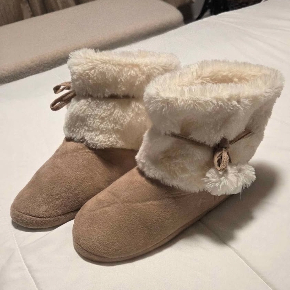 Cozy Tan Faux Fur Women's Boots / Slippers